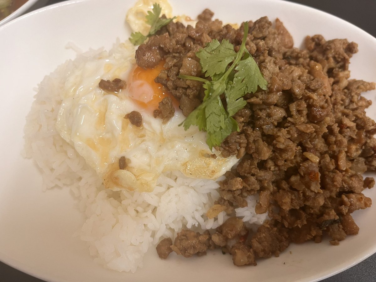 masacinq's tweet photo. 理不尽という名の隕石が
なぜか今日にまとめて降ってきた

さすがに処理能力の上限を超え
珍しく脳内カラータイマーが点滅

仕事を切り上げ　タムサンへ避難
パッタイにガパオ　濃いハイボールにレサワ

塩味　甘み　酸味　アルコールでHPを回復

まだ終わらないが　次の一手に動くよ

#タムサン食堂 https://t.co/rhH6axbGbF