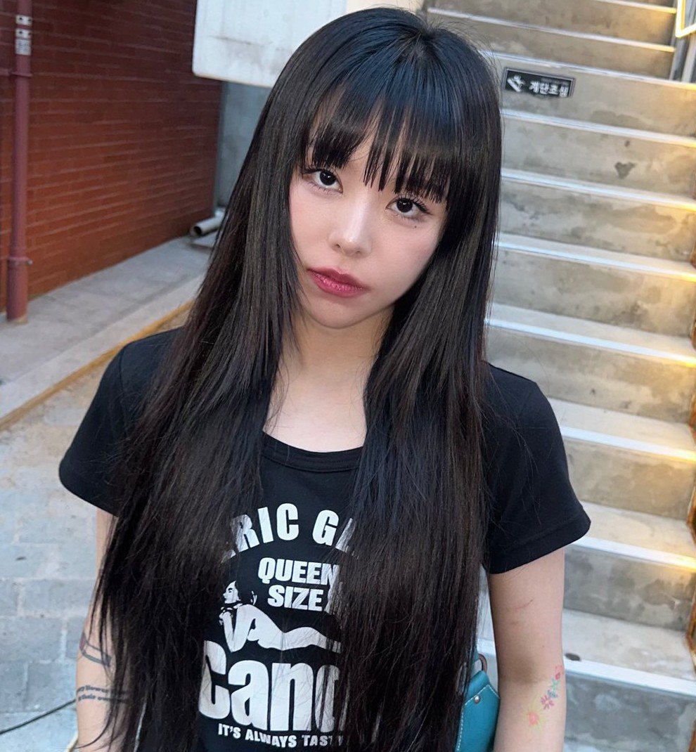 MuntikaJ's tweet photo. With bangs                         Without bangs https://t.co/wueNkge9p2