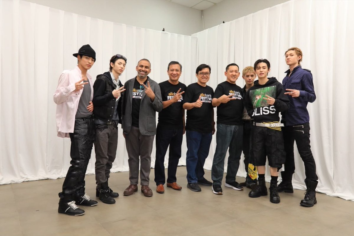 CORTISINDONESIA's tweet photo. [260620] ALLO BANK FESTIVAL

Chief Digital Officer (CDO) AlloBank SAJAL BHATNAGAR mengunggah foto bersama CORTIS di Instagram pribadinya!

CORTIS Said TURN IT UP Allofest! 
#AlloFestHioN2026
#WASSUPAlloFest2026
#CORTISInJakarta
#CORTIS #코르티스
🐼 https://t.co/xBtohSJ46Y