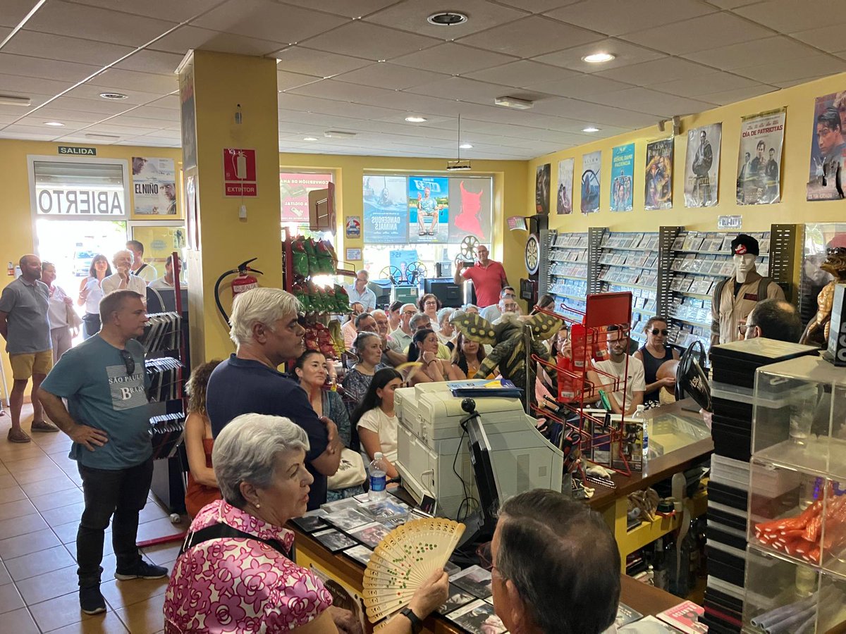 Diverliteraria's tweet photo. 📚✨ ¡Así vivimos la presentación de El peso del aire! ✨📖
El pasado 24 de junio, Juan Jesús Caballero compartió con los asistentes una tarde llena de literatura, reflexiones y grandes momentos en Videoclub Rotonda 7 (Jerez de la Frontera). 💙 https://t.co/S6kdaoTBNn