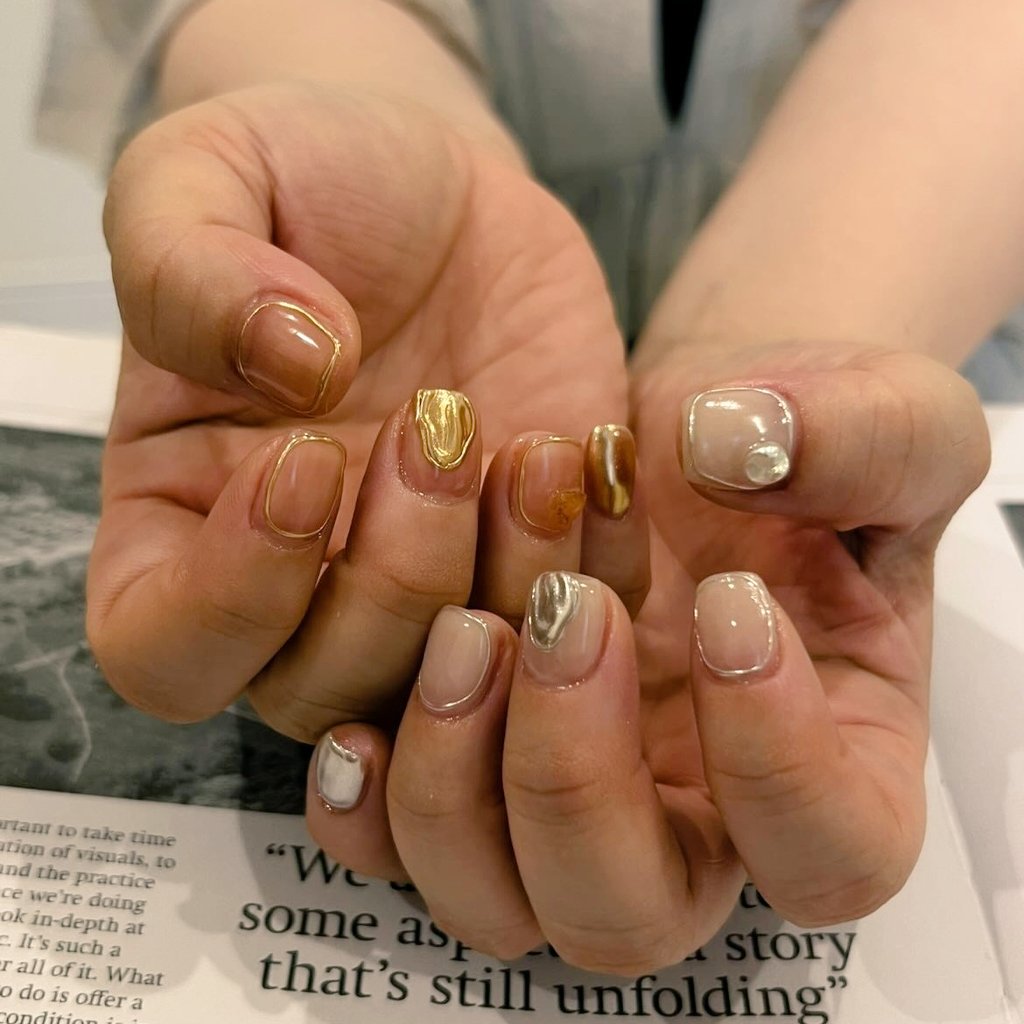 tette6880's tweet photo. ネイルチェンジ🔃💅

金と銀かわいぃーー😆🎶
金にはオレンジの石
銀には変形パール乗っけてもらった
テンション上がる🕺

でぇーもぉーーー
明日は行くか悩んでるww https://t.co/mLqGoHmtgj
