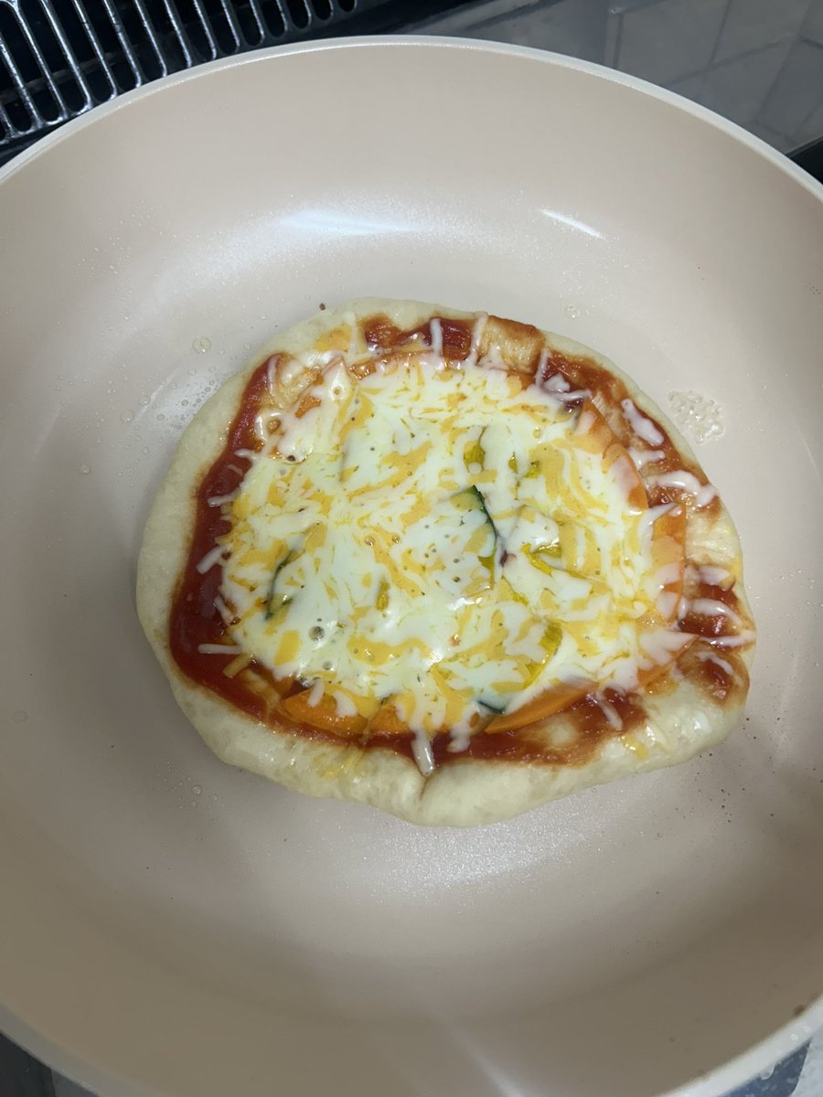 smo746272221769's tweet photo. 用平底锅做的披萨🍕，比饭店窖烤的也不差～味道好极了～ https://t.co/LX7L18phpM