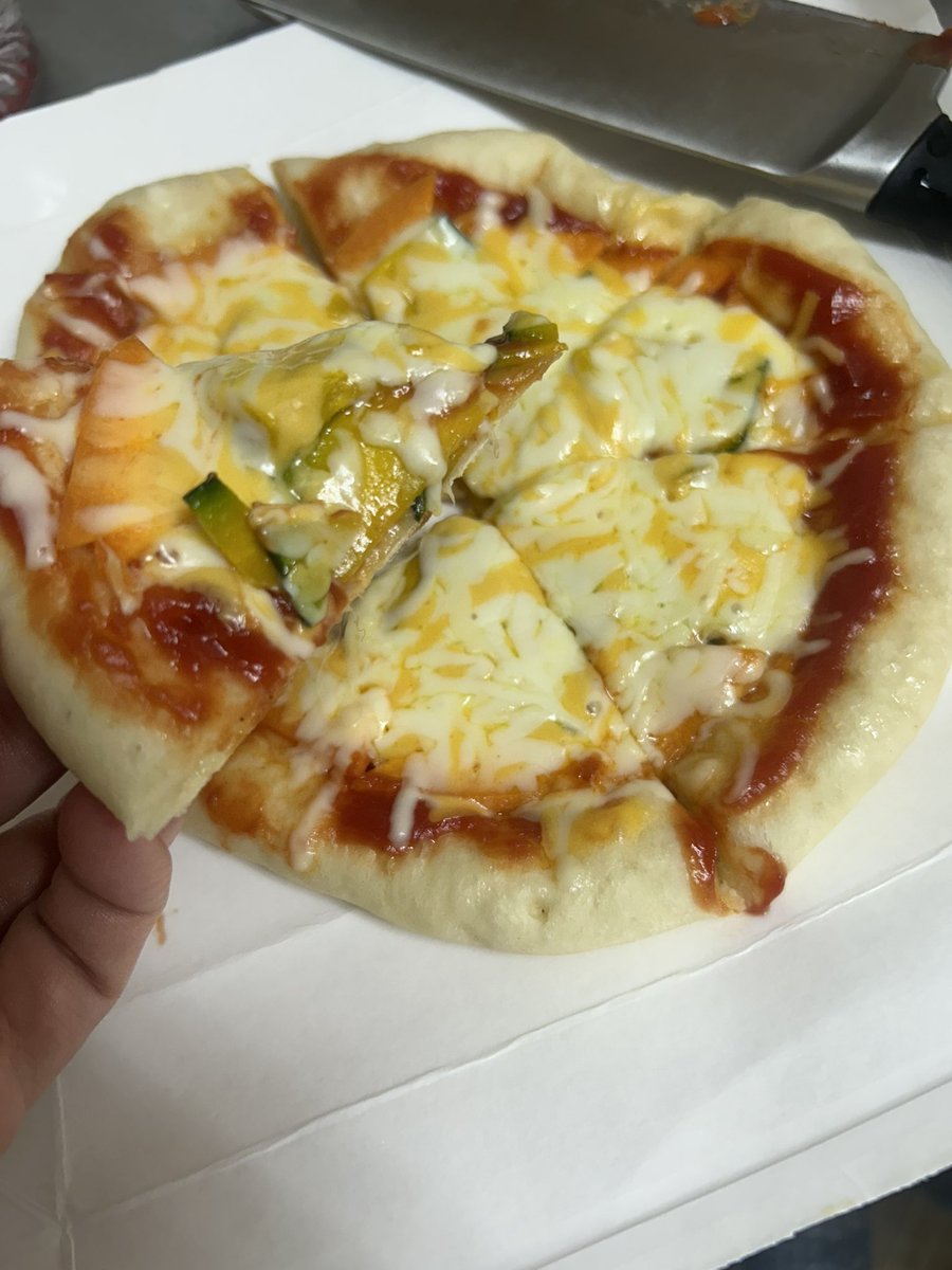 smo746272221769's tweet photo. 用平底锅做的披萨🍕，比饭店窖烤的也不差～味道好极了～ https://t.co/LX7L18phpM