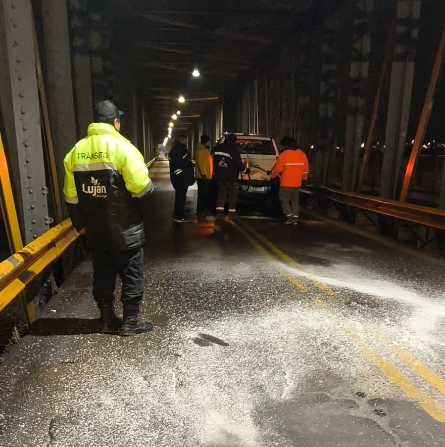 MuniLujanDeCuyo's tweet photo. Desplegamos un operativo especial con más de 70 personas realizando tareas preventivas con sal en puentes y zonas estratégicas del departamento.

Intervenimos 👇. https://t.co/CaR7S4c5rL