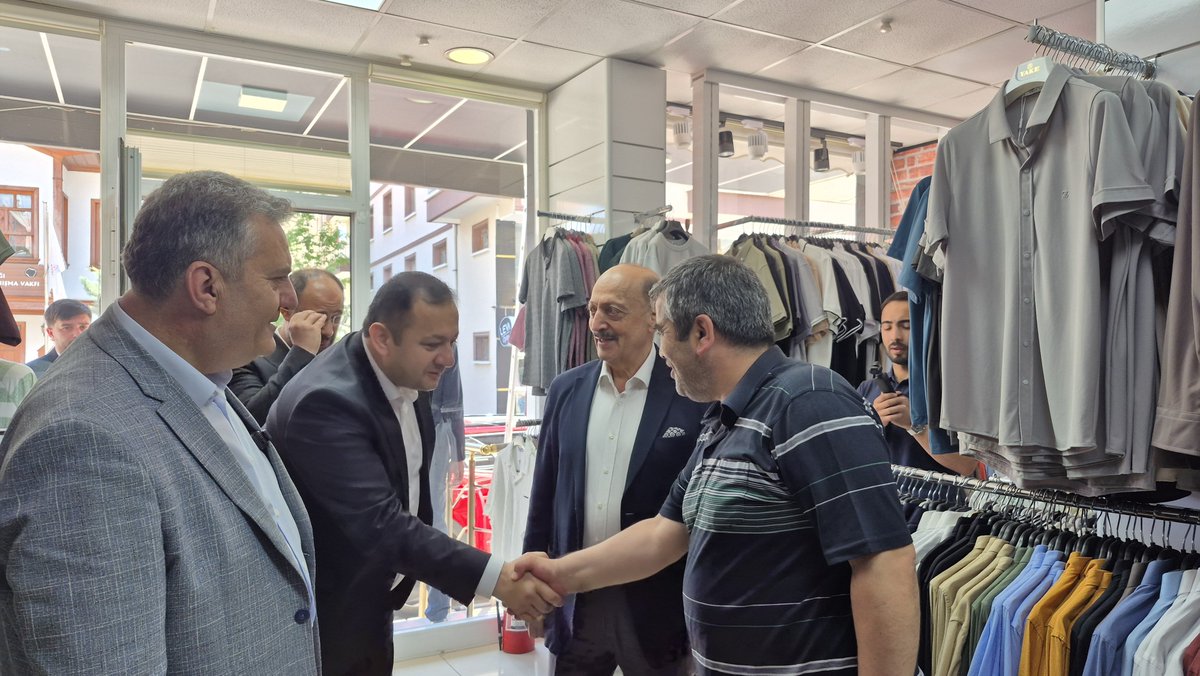 akparticubuk's tweet photo. @vedatbilgn @akahmetkilic @avbakidemirbas @hakanhanozcan @AkpartiAnkara @erhansarigol @yasinayvaci06 @SabanAtalay06 📸Esnaf Ziyareti https://t.co/V1BO8QcBek
