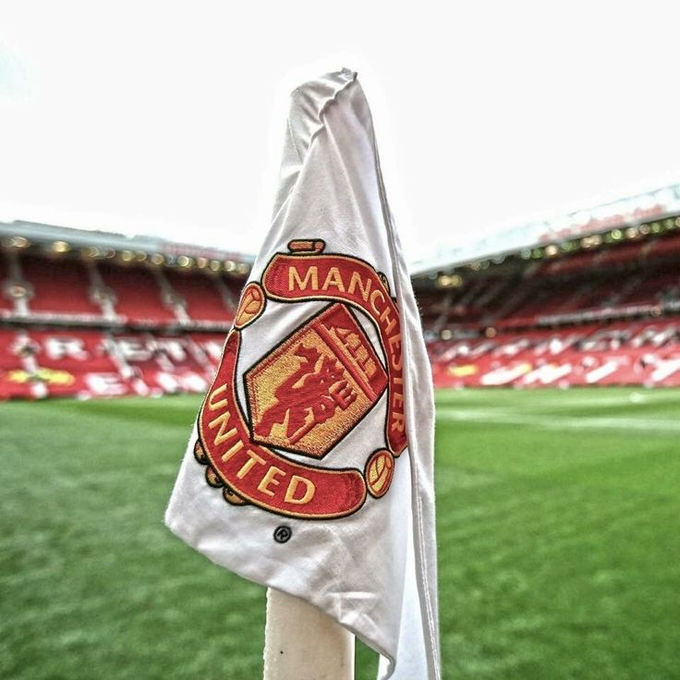 UnitedUpdates's tweet photo. 🚨 The pursuit of a left-back will be on hold till Manchester United reinforce the midfield. 

[@SkySportsPL] #mufc https://t.co/GchP4EJBrt