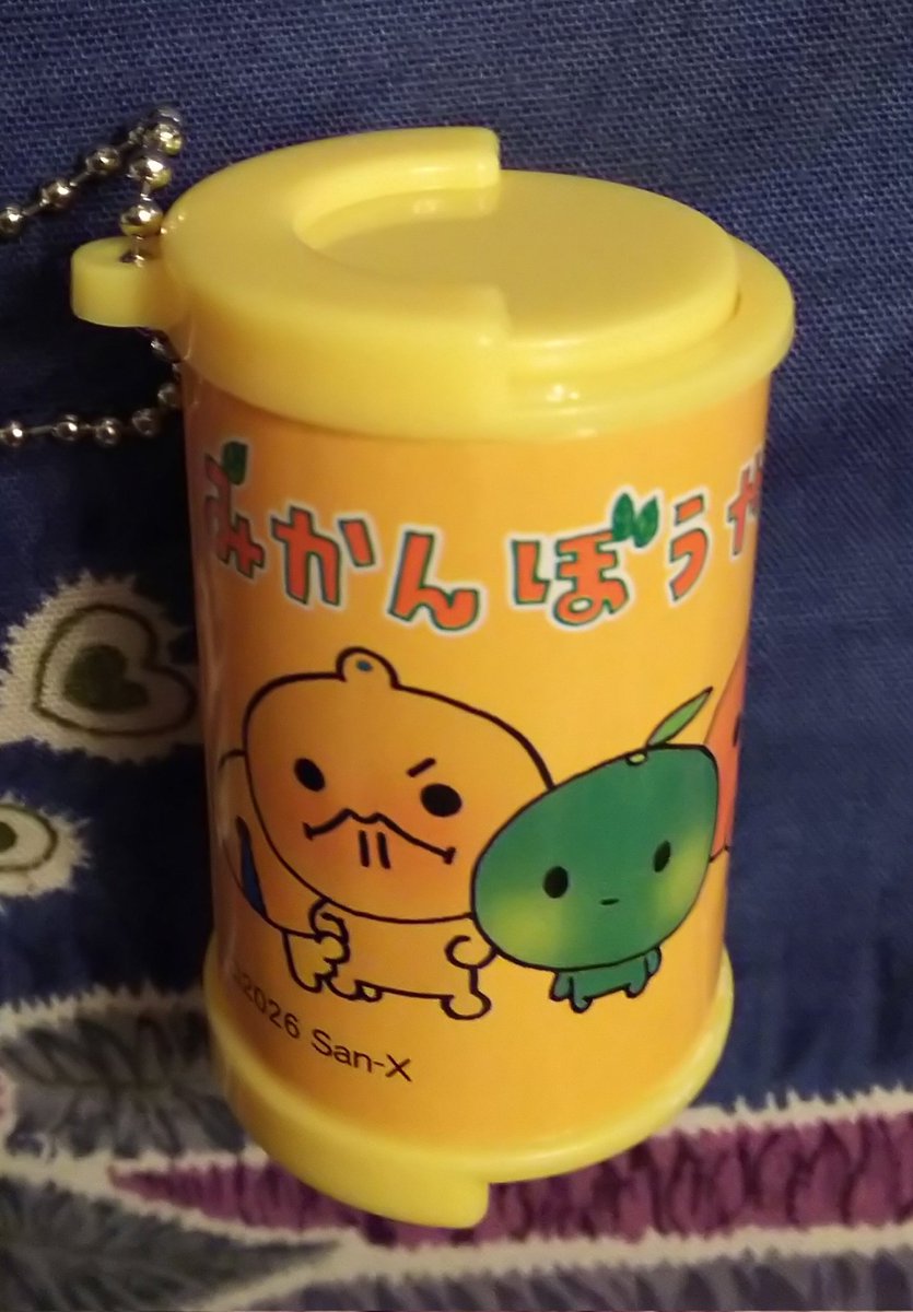 8Tea6grass's tweet photo. やっちまった系ガチャポン
小さいヘアゴムを入れるケースが欲しくて大きさもちょうどいいや、と回したもの。
ホントはたれぱんだが欲しかったけどま、いっかーと中身を見て…どうみてもヘアゴムは入れない方がいい💧しかも付属の紙も捨ててしまったので本来の使い方が分からない💧どーすべこれ💧 https://t.co/YKuq1xuTRY