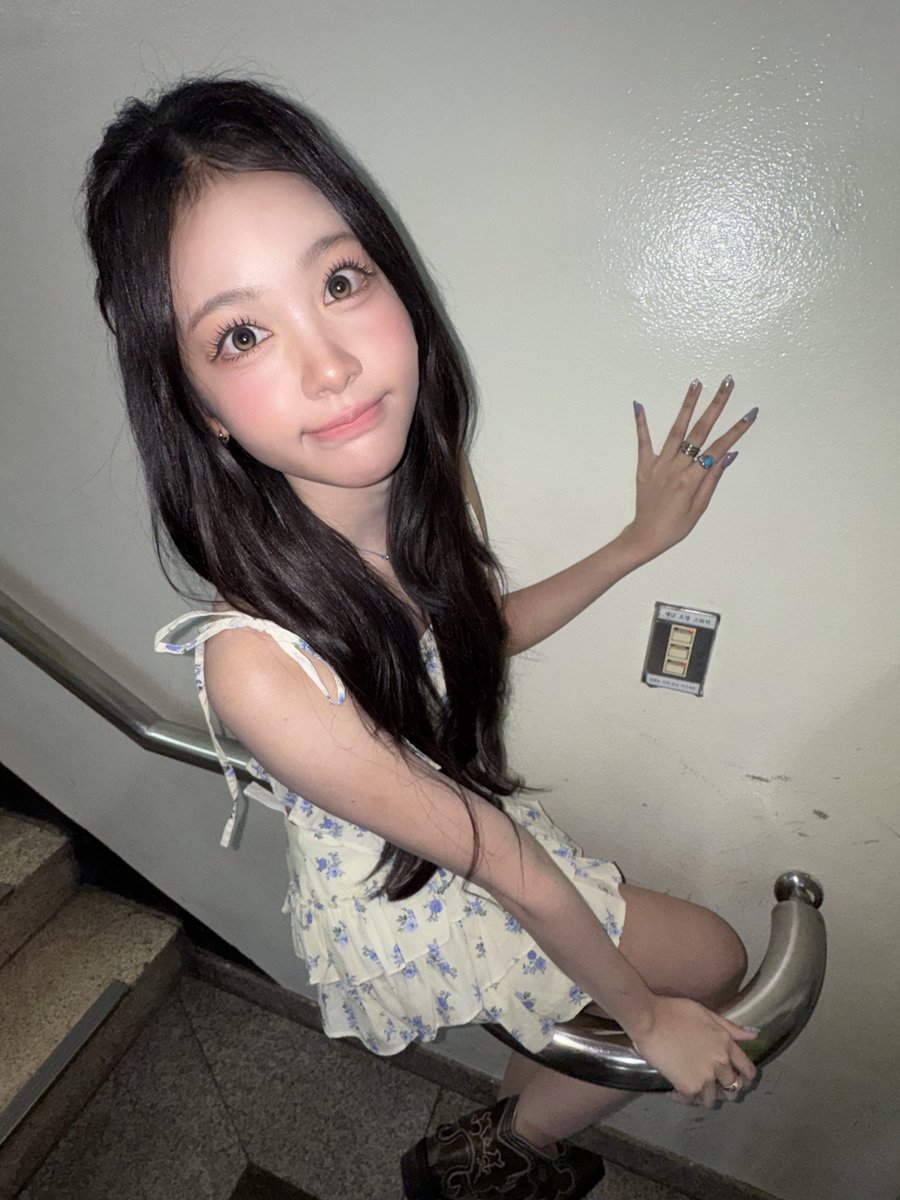 Luvpinks2u's tweet photo. #CARMEN weverse update ᰔ https://t.co/8xFdtbgmU8