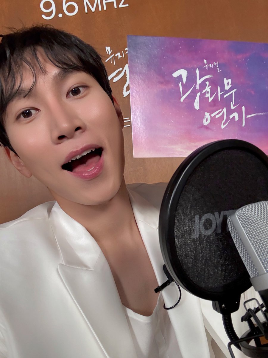 BTOBCOMPANY's tweet photo. [📂]

📂 B:CHIVE
└📁 #광화문연가

DJ 광디와 함께 추억 여행, 즐거우셨나요?
광디에게 가장 소중한 추억은 언제나 멜로디와 함께한 순간들이었답니다 ◡̈

#비투비 #BTOB
#서은광 #SEOEUNKWANG
@BTOB_SEKwang https://t.co/z6Cb3FonMS