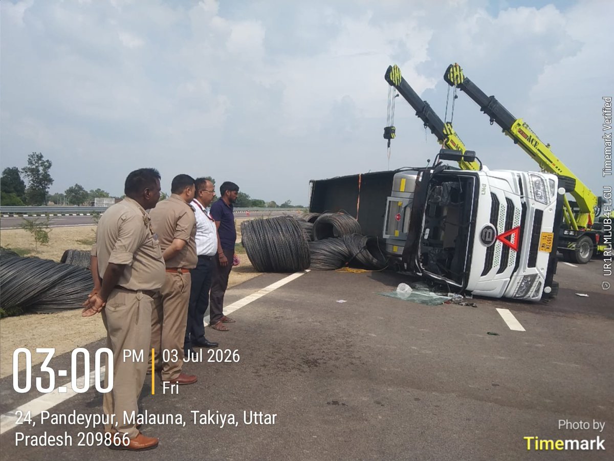 unnaofire's tweet photo. गंगा एक्सप्रेसवे में ट्राला LNG ईंधन चालित वाहन 456 milestone ke पास दुघर्टना ग्रस्त होने की सूचना मिलते ही तत्काल फायर सर्विस यूनिट उन्नाव से घटना स्थल पहुंची मौके पर श्रीमान CFO महोदय के कुशल नेतृत्व में फायर सर्विस यूनिट ने फोम टेंडर से कार्य कर और हाइड्रा से उसको सीधा किया। https://t.co/CMdu1TdzBU