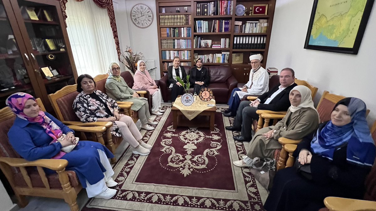 tugbaisikercan's tweet photo. 📍Yunanistan 

Batı Trakya programımız kapsamında; soydaşlarımızın sadece dini hayatında değil, toplumsal birliğinin ve kimliğinin korunmasında da çok önemli birer rehberlik üstlenen Gümülcine Seçilmiş Müftüsü İbrahim Şerif ve İskeçe Seçilmiş Müftüsü Mustafa Trampa’yı heyetimizle birlikte ziyaret ettik.

Ziyaretlerimizde, müftülüklerimiz bünyesinde din eğitimi, aile ve gençlik çalışmaları gibi hayatın her alanında çok kıymetli görevler üstlenen emektar kadın hocalarımızla ve görevli hanımlarla da bir araya geldik.

Zorlu şartlara rağmen manevi bağlarımızı ve kültürel değerlerimizi korumak, yarınlara taşımak adına özveriyle çalışan kıymetli müftülerimize ve müftülüklerimizin gizli kahramanı olan çalışan hanımlara muvaffakiyetler diliyorum.