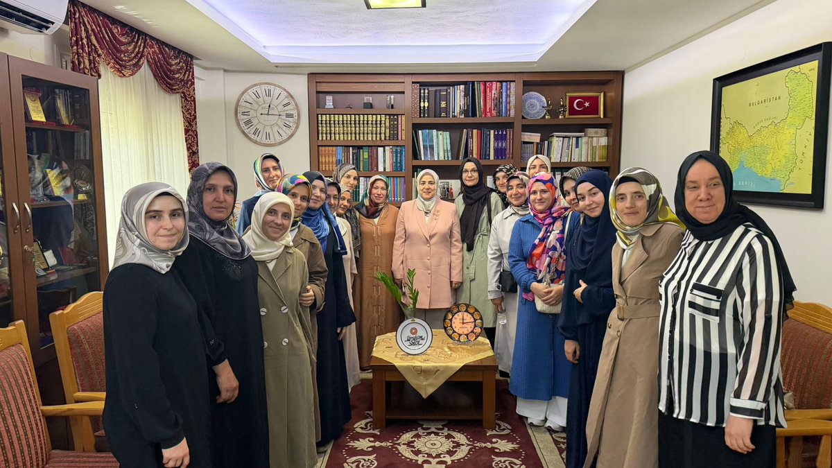 tugbaisikercan's tweet photo. 📍Yunanistan 

Batı Trakya programımız kapsamında; soydaşlarımızın sadece dini hayatında değil, toplumsal birliğinin ve kimliğinin korunmasında da çok önemli birer rehberlik üstlenen Gümülcine Seçilmiş Müftüsü İbrahim Şerif ve İskeçe Seçilmiş Müftüsü Mustafa Trampa’yı heyetimizle birlikte ziyaret ettik.

Ziyaretlerimizde, müftülüklerimiz bünyesinde din eğitimi, aile ve gençlik çalışmaları gibi hayatın her alanında çok kıymetli görevler üstlenen emektar kadın hocalarımızla ve görevli hanımlarla da bir araya geldik.

Zorlu şartlara rağmen manevi bağlarımızı ve kültürel değerlerimizi korumak, yarınlara taşımak adına özveriyle çalışan kıymetli müftülerimize ve müftülüklerimizin gizli kahramanı olan çalışan hanımlara muvaffakiyetler diliyorum.