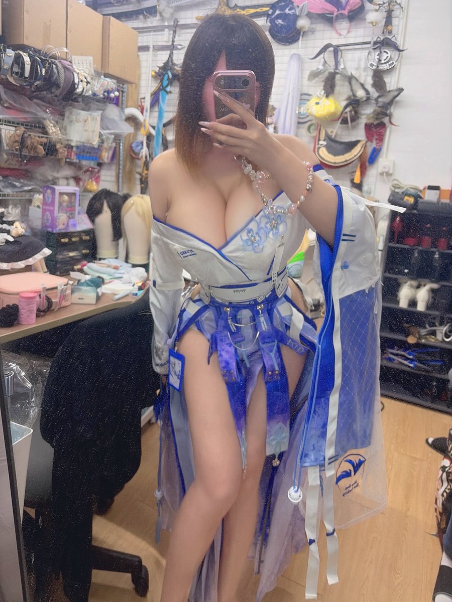 ip_nicky's tweet photo. 《鳴潮》緋雪試服～🤍
喜歡紅色還是藍色？❤️💙定我全都要！🙈
（把刀真係超型✨😵
#Hiyuki #緋雪 #히유키에 #鳴潮 #wutheringwaves https://t.co/hJ7BGISrs1