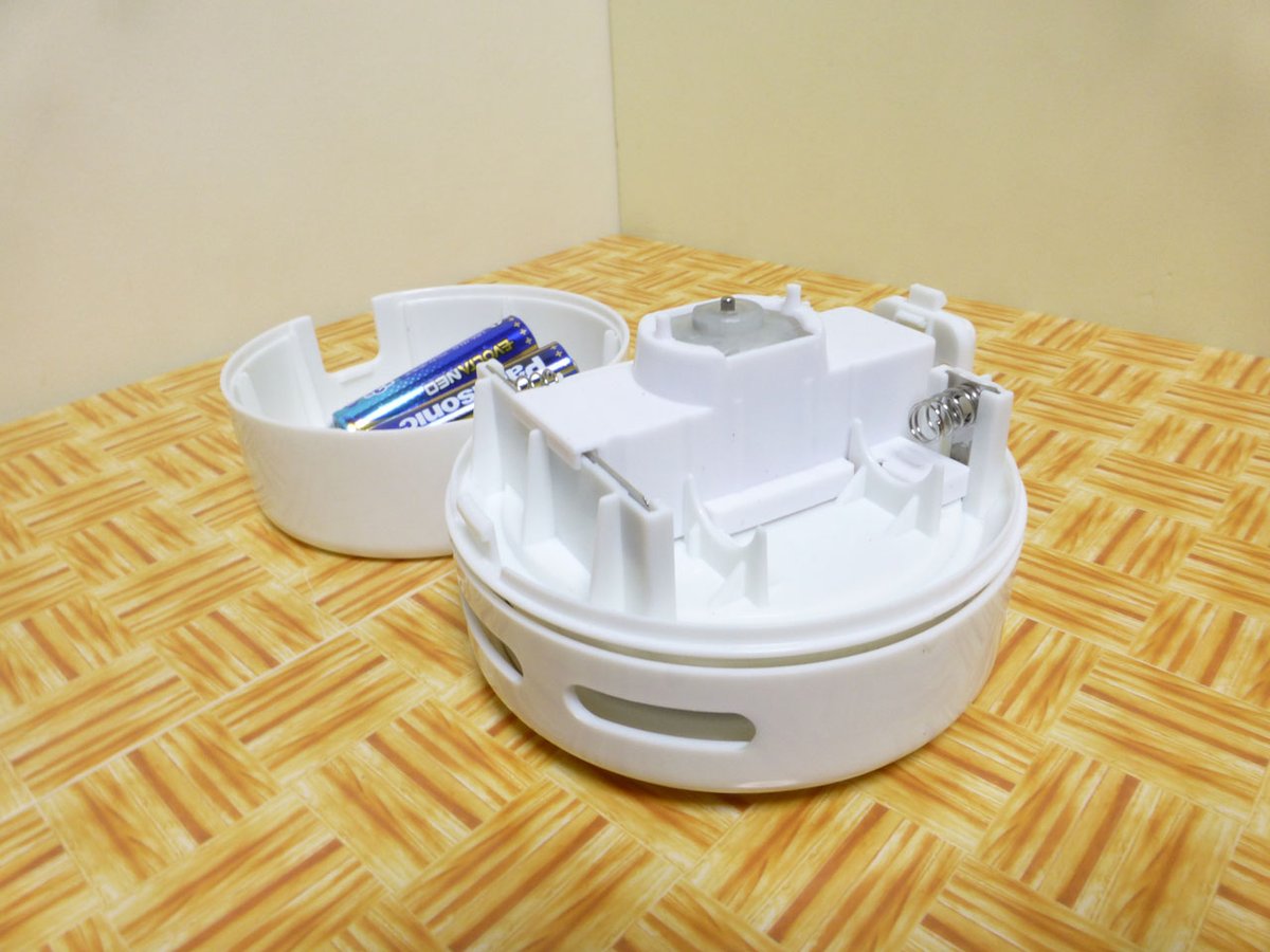a3_factory_knt's tweet photo. ダイソーで買った卓上クリーナー。
電池交換の為に上面カバーを開けて、ふとモーターカバー？を外したら、よく見慣れたモーターが。
●●ダッシュモーターに換装したらダイソンになるかな？ https://t.co/XUZ5xz9o4t
