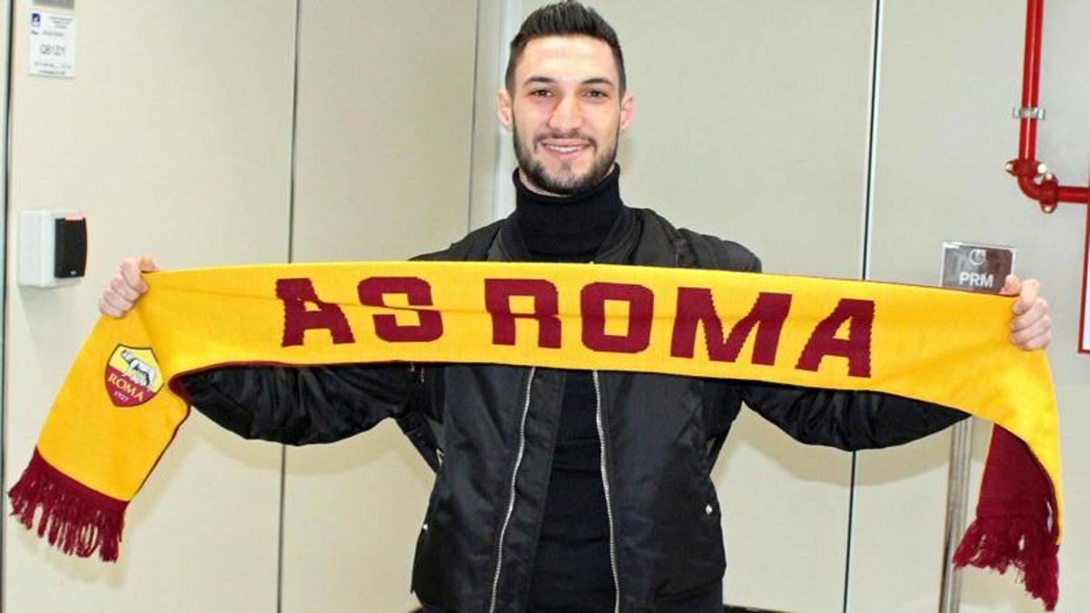 acselandro's tweet photo. @LolloSiri Ma cosa ve ne fate di Garnacho e Greenwood? A voi serve un uomo d'esperienza. Qualcuno con un rapporto qualità/prezzo eccezionale e che capisca cosa significhi giocare nella grande Roma. Un romanista di titanio: Matteo Politano https://t.co/k4Dttv5Cdg