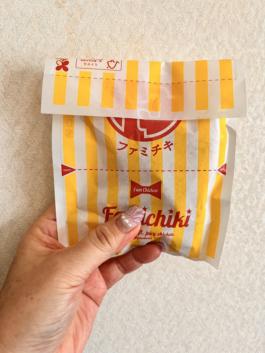 ki__cherry's tweet photo. お昼にファミチキ食べてネイル💅に
行ってきました
LIVE前半はこれで乗り切る
今回のペンライトはみんなちょっと
ずつ模様が違うみたいで
自分だけのオリジナルペンライト💡✨️
でなんだか愛着がわくね❤️うちのコ

 #ULTRActi:on
 #北山宏光 https://t.co/NosZ468Oce