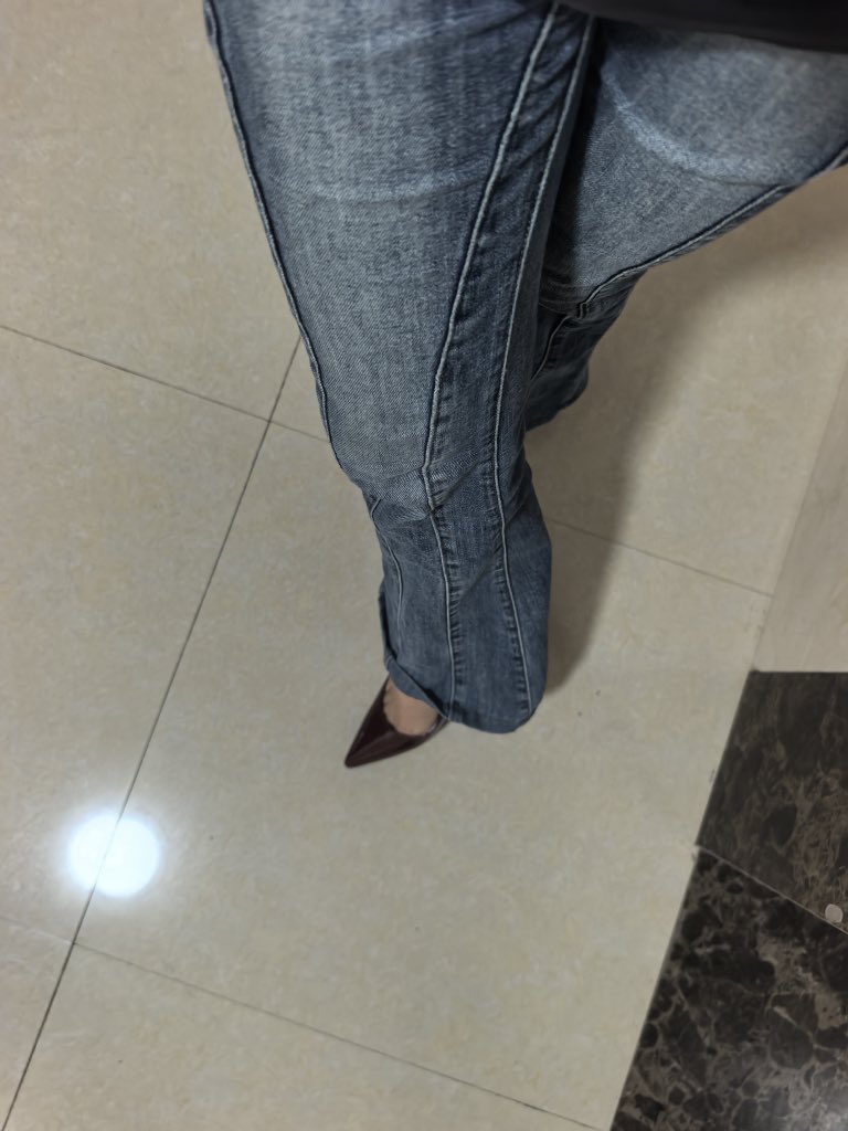 minv521's tweet photo. 牛仔裤配高跟鞋，今天是御姐的一天 https://t.co/Mc4Lg3GGNT
