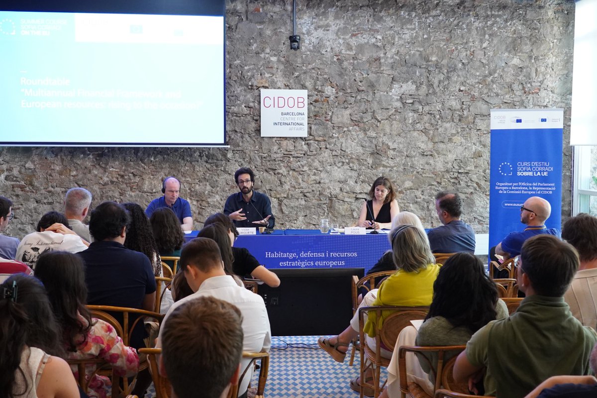 ComissioEuropea's tweet photo. El darrer dia del VI Curs d'Estiu sobre la UE al @CidobBarcelona s'ha centrat en el Marc Financer Pluriennal, amb la participació de Michael Erhart d'@EU_Budget.

El nou pressupost 🇪🇺 busca un equilibri entre ajuts tradicionals (Cohesió i PAC) i les noves prioritats globals. https://t.co/bbgDdDdl8t