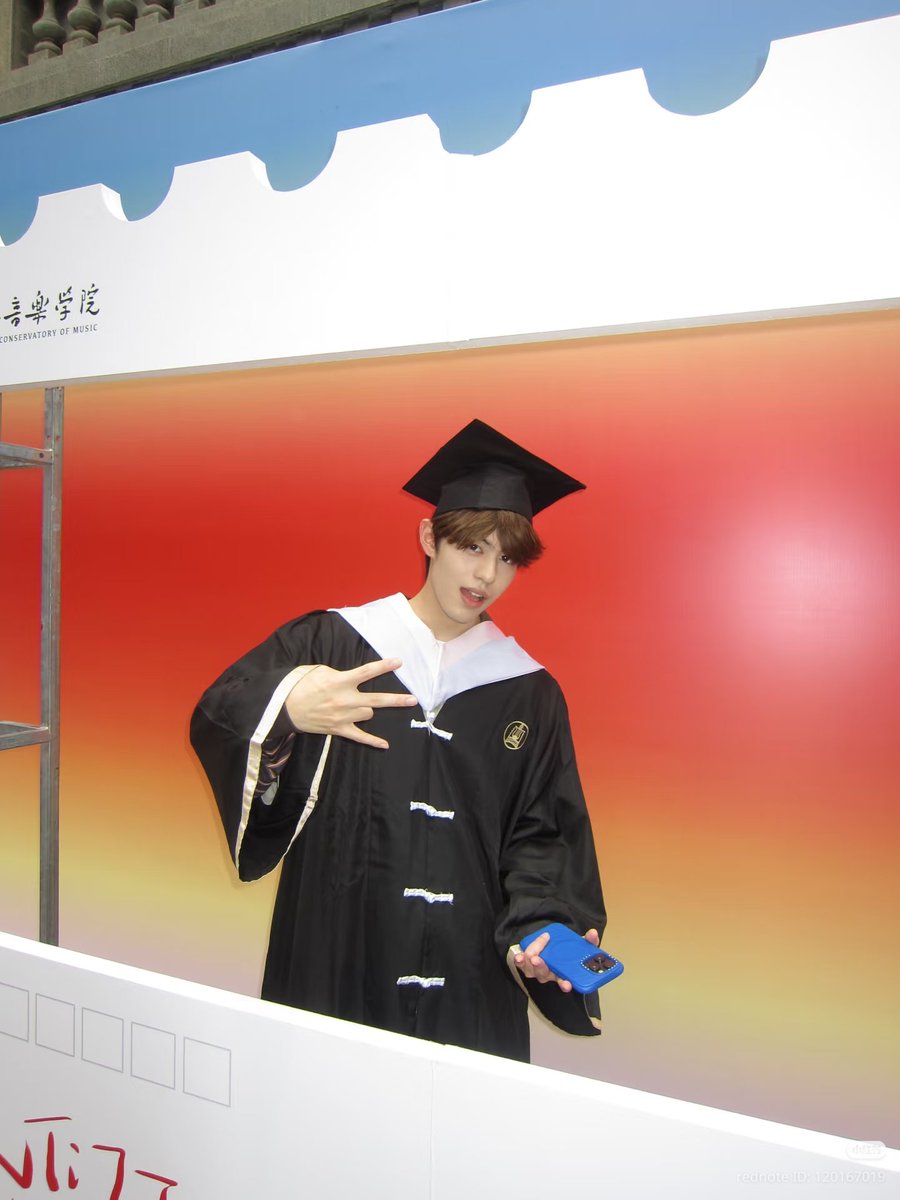 kji__0062's tweet photo. Graduated 🎓🦋🎉

#Yuchen https://t.co/uE4s22Kx5E