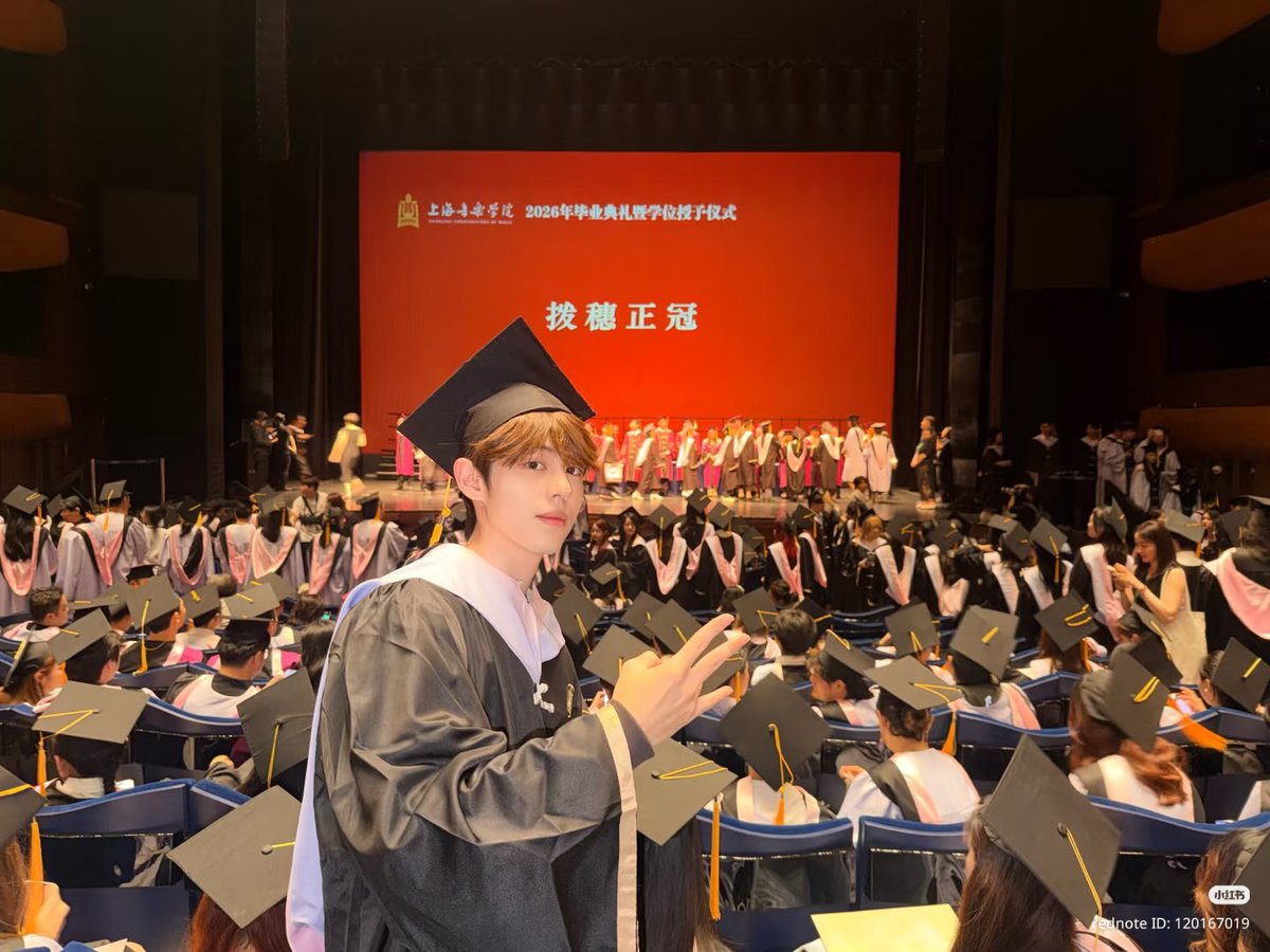 kji__0062's tweet photo. Graduated 🎓🦋🎉

#Yuchen https://t.co/uE4s22Kx5E