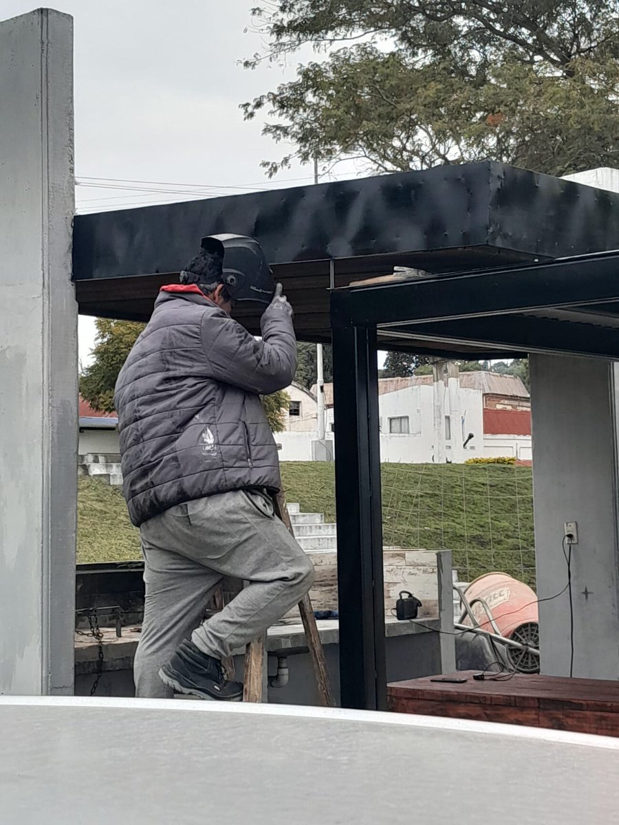 se_muni's tweet photo. @se_muni continúa llevando adelante tareas de mantenimiento y mejoras en la zona costanera, uno de los espacios públicos más elegidos por vecinos y visitantes. https://t.co/dRbWTqEdBJ