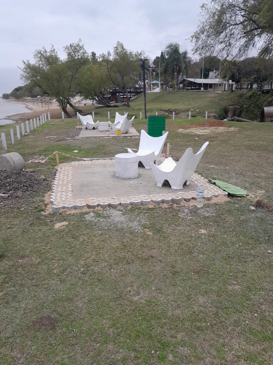 se_muni's tweet photo. @se_muni continúa llevando adelante tareas de mantenimiento y mejoras en la zona costanera, uno de los espacios públicos más elegidos por vecinos y visitantes. https://t.co/dRbWTqEdBJ