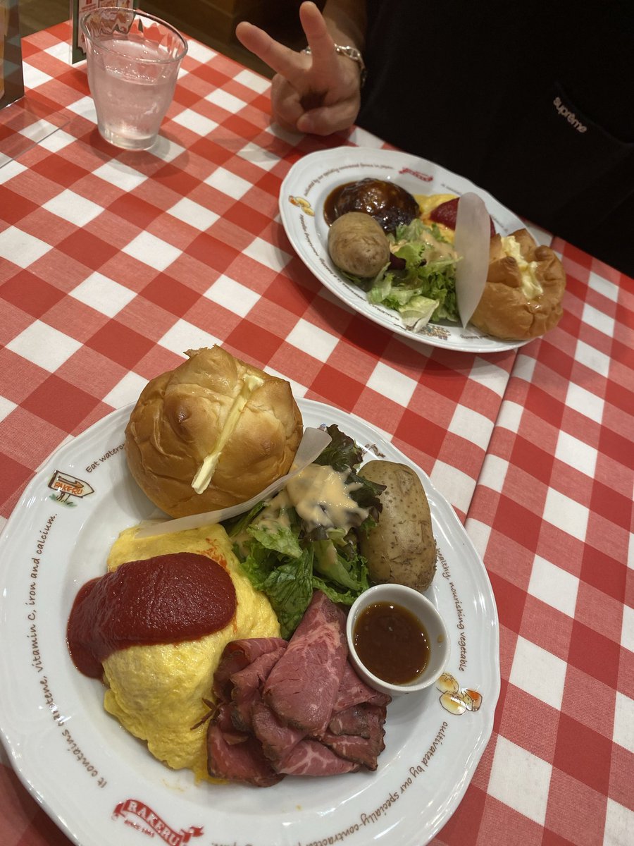 Rei_Daizy's tweet photo. お誘いありがとうね〜たしかに可愛らしいお店だったね。笑
たくさん話せてたのしかった〜！
ライブ観に行きます〜(￣▽￣) https://t.co/B2YT0UySvr