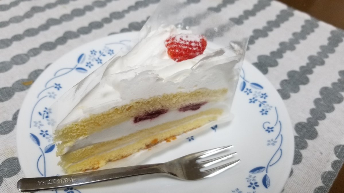 p1kern0's tweet photo. イチゴのショートケーキ久しぶりに食べた気がする https://t.co/aT9XgSZ3zf