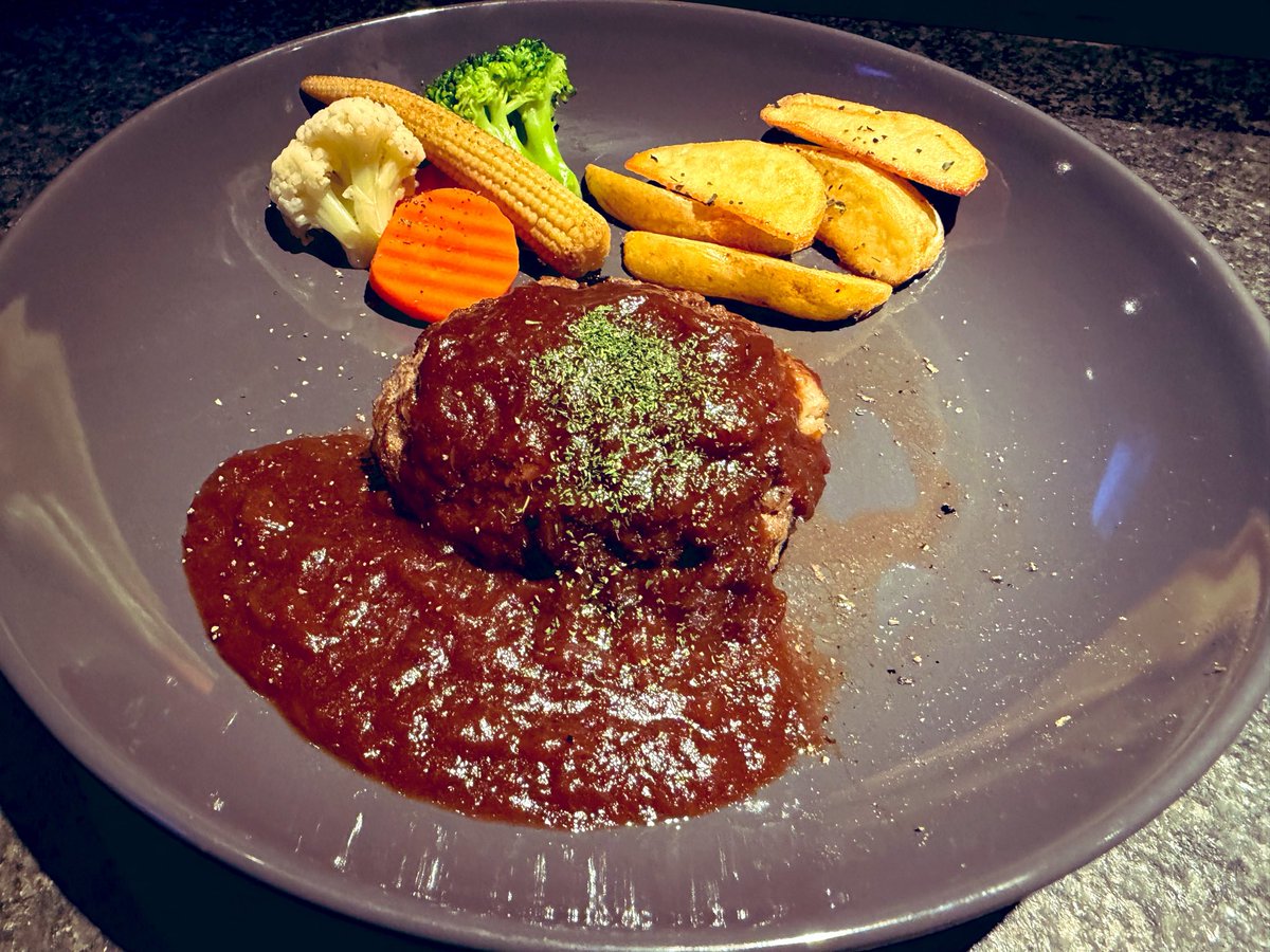 ine_mankai's tweet photo. ハンバーグ！！

肉汁すごいよ！！！数量限定お早めに！！！ https://t.co/9Ks2nqSh9i