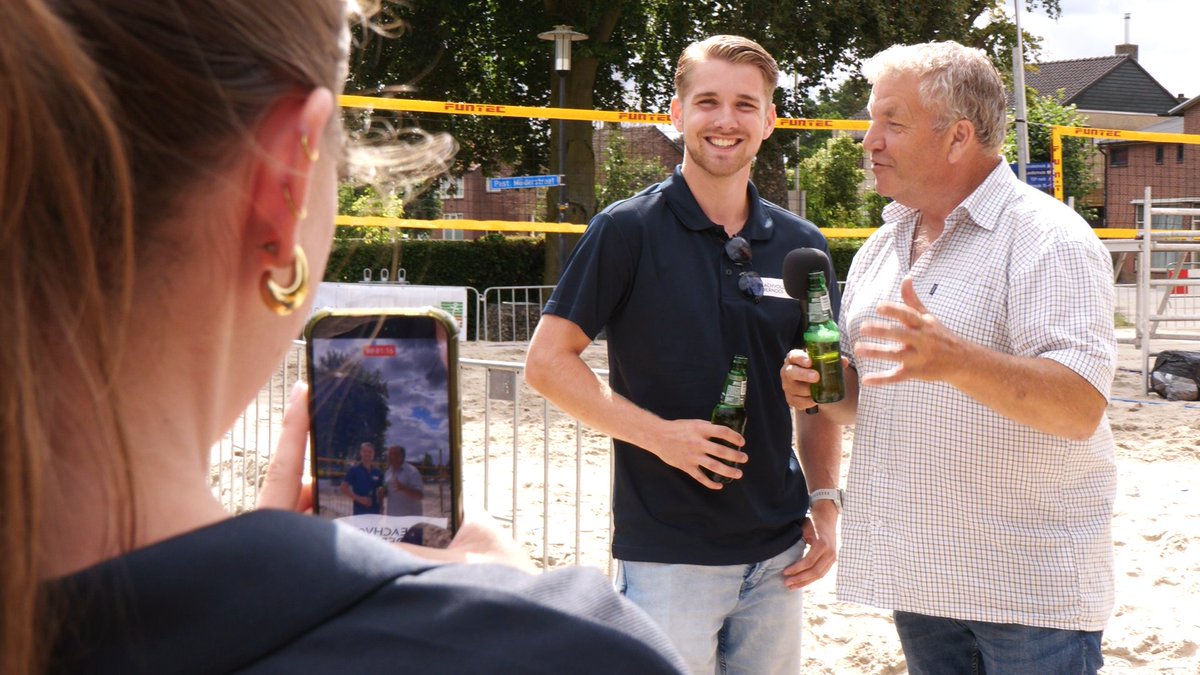 REGIO8's tweet photo. VIDEO | Weerboer @GerritVossers voorspelt vanaf het beachvolleybalveld in Megchelen een mooi weekend. 'De zon gaat goed schijnen' https://t.co/YaeWTvNpgg https://t.co/5US6jgZfyk