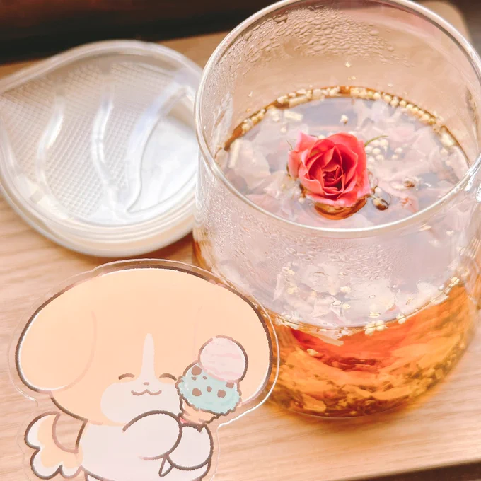 犬井トオルさん( )の「ここにいるよ。」展のコラボカフェ〜!!フードも紅茶も美味しすぎて、紅茶2杯飲んだしかなりのんびりと居座りました…。店内が犬井さんの作品の雰囲気とぴったりなくらい穏やかで、展示もゆっくり見れて本当にいい時間でした!!楽しかった〜