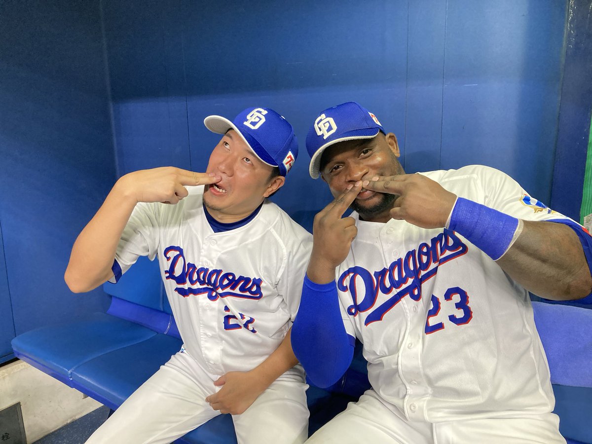 DragonsOfficial's tweet photo. どらほ〜！　連勝です！

今日のヒーローはこの2人！

#大野雄大
8回　無失点！ナイスピッチング！

#サノー
決勝打！ナイスバッティング！

勝ちを増やしていきましょう！

ご声援ありがとうございました！

#中日ドラゴンズ　#ドラあげ⤴︎ https://t.co/oBnEOI9pYB
