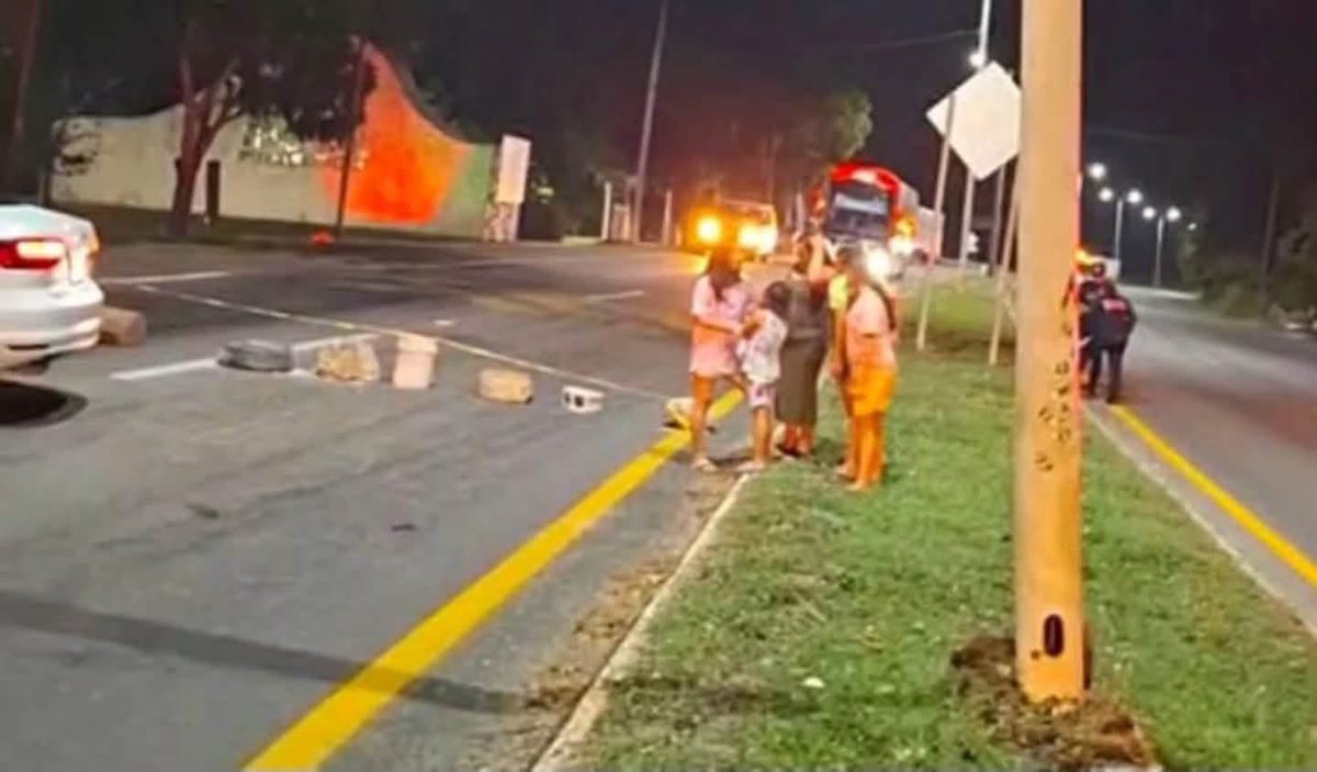 VigiaCiudadano7's tweet photo. 🚨 Bloqueo total en la carretera Chetumal–Bacalar.

Habitantes de Bacalar cerraron esta madrugada ambos carriles de la carretera federal a la altura de las letras de “Bacalar Pueblo Mágico” para exigir a la CFE el restablecimiento inmediato del servicio eléctrico.

Decenas de familias, comercios y prestadores de servicios llevan varias horas sin luz. Los manifestantes advirtieron que no levantarán el bloqueo hasta que personal de la CFE acuda y resuelva el problema.

El cierre genera largas filas de vehículos en ambos sentidos. Se recomienda tomar rutas alternas.
Hasta el momento, la CFE no ha dado ninguna explicación oficial.

¿Hasta cuándo vamos a seguir tolerando estos apagones que afectan a los ciudadanos?

@gobmx @GobQuintanaRoo @CFEmx @CFE_Contigo 
#Bacalar #QuintanaRoo #CFE #Apagon #VigiaCiudadano