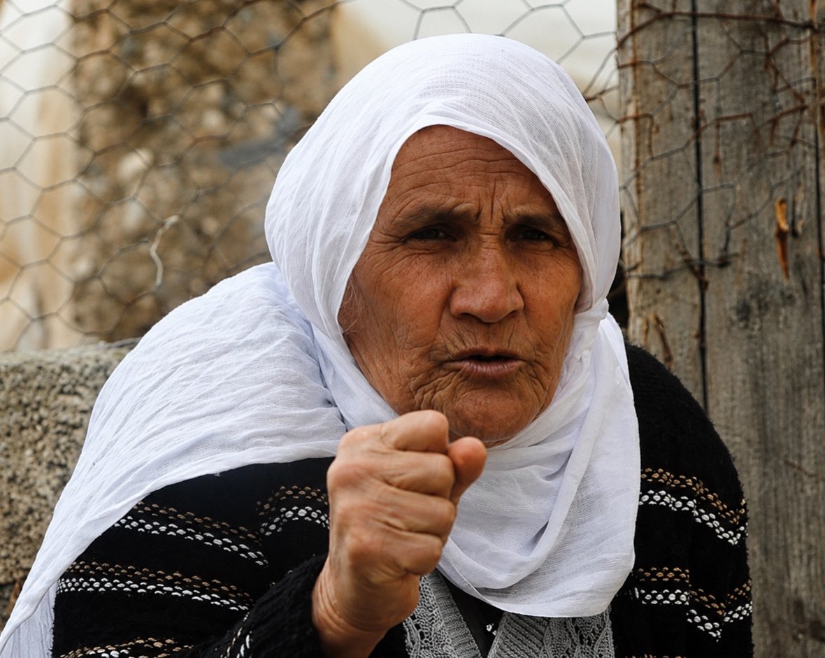DailyTurkst's tweet photo. Mardin’de yaşayan PKK’nın azılı destekçisi Çerkes asıllı Behiye Sevim: 

• Oğlum, 1994’te PKK’ya katıldı. 1999’da öldü ve bir mezarı olmadı. 

• Kızım Kısmet de Rojava’ya geçerek YPG’ye katıldı, o da 2014’te öldü.

• Ben gücümü, Abdullah Öcalan’ın kadının öncü rolüne olan güveninden alıyorum.