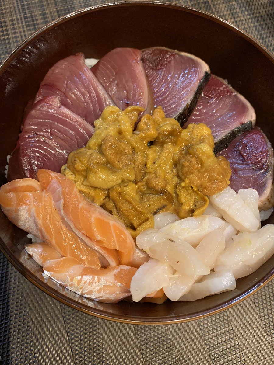 skanayaneko's tweet photo. 控え目にしました、雲丹たっぷり三陸丼いかがですか❓ https://t.co/Pp0sNF46Gu