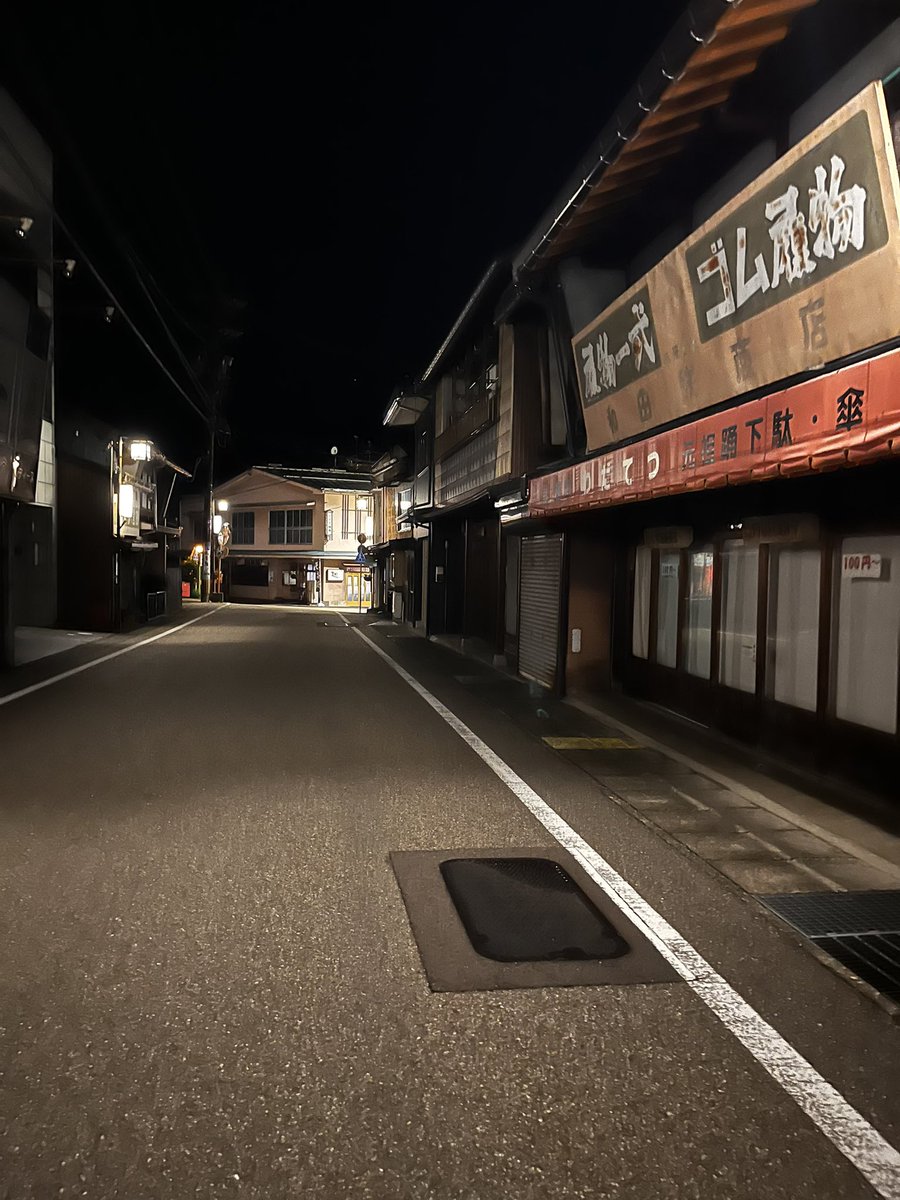 sayakaaa0312's tweet photo. 夜の郡上八幡
街の灯り達が謙虚で優しい

人が全くいないと余計に、もしかして自分だけタイムスリップしたのかなっておもってしまう

夜は川の流れる音がよく聞こえるのもよき https://t.co/ZA6uri5TAw