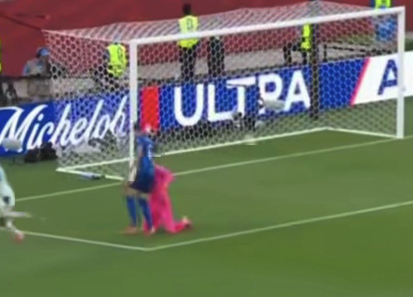gabriele_rogani's tweet photo. Ronaldo non è talento, è ossessione, costruzione e lavoro, è il primo degli umani. Vi devono spegnere il televisore vi devono resettare la testa https://t.co/cI23eah7sd