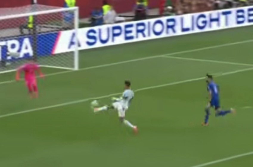 gabriele_rogani's tweet photo. Ronaldo non è talento, è ossessione, costruzione e lavoro, è il primo degli umani. Vi devono spegnere il televisore vi devono resettare la testa https://t.co/cI23eah7sd