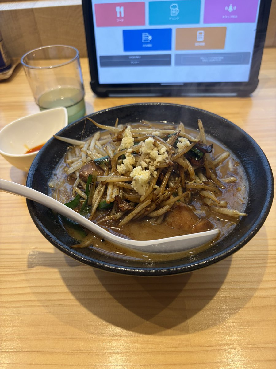 asamadeHennessy's tweet photo. みなぎり亭さんで炒め野菜味噌らーめん🍜
湯気ボーボーで見た目からして旨そう！
味噌と豚骨がガツンと来てパンチ力エグい👊
これは飯がススム🍚
しっかり炒められた野菜のちょい焦げがほろ苦くて個人的に大好き👍
車内でKvi Baba流してたら店内でもずっとKvi Babaが流れてた✝️
ご馳走様でした🙏 https://t.co/5RA3NxkZbL