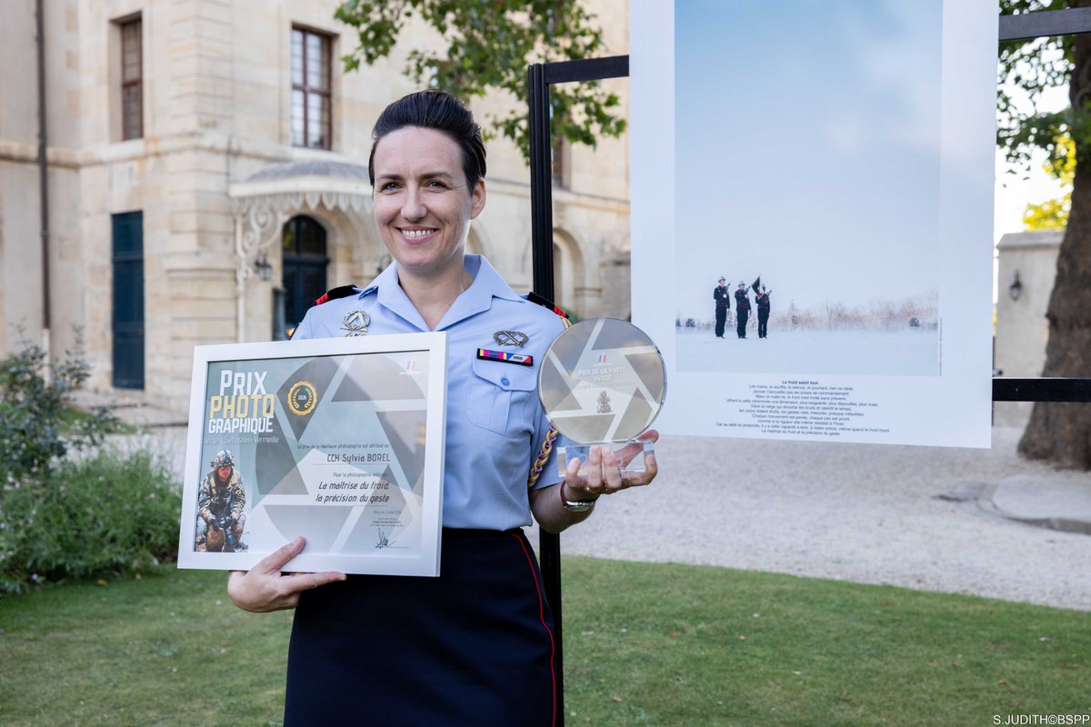 PompiersParis's tweet photo. [#Evènement] Félicitations à la caporal-chef Sylvia, lauréate du prix « Sergent Vermeille » dans la catégorie « Photo unique », pour son cliché intitulé « La maîtrise du froid, la précision du geste », réalisé à l’occasion d’une cérémonie de prise de commandement.🥇 

Ce prix lui a été remis par le chef d’état-major de l’armée de Terre, le général d’armée Pierre Schill.

Bravo à elle pour ce troisième prix, qui vient enrichir son parcours de photographe. Une reconnaissance qui met également à l’honneur la Brigade et son histoire. 📖