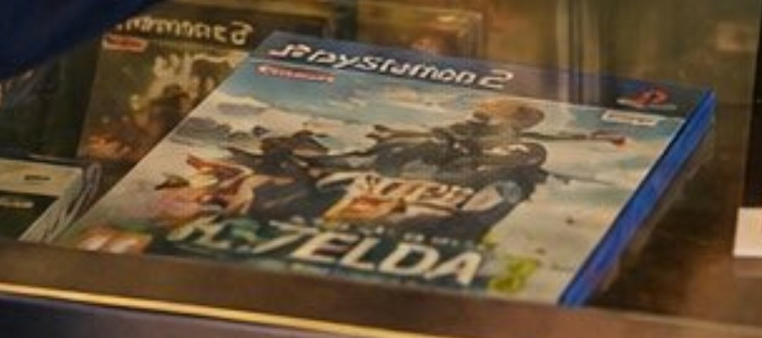 kido009's tweet photo. @JulienMestreJV Quitte à être vendeur de JV (ce dont je doute un peu) tu pouvais pas prendre une photo de ton établissement au lieu d'une image IA de merde ? Zelda sur PlayStation qui a une jaquette ressemblant à un FPS au pif c'est du jamais vu https://t.co/GCsHfiteI6
