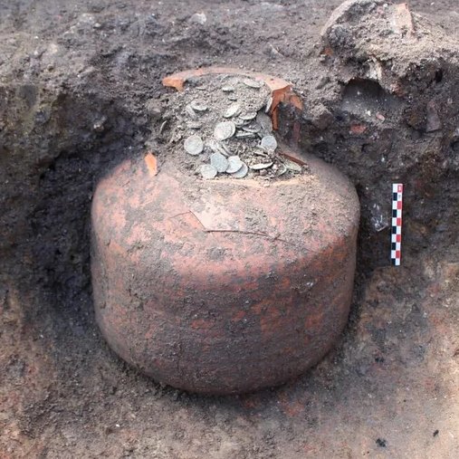 portalmvd's tweet photo. HALLAN EN FRANCIA MÁS DE 20.000 MONEDAS ROMANAS OCULTAS HACE 1.800 AÑOS

Arqueólogos descubrieron en Thiberville, Normandía, una vasija enterrada con más de 20.000 monedas romanas. Las piezas, de bronce con baño de plata, fueron acuñadas entre los siglos III y IV d. C.

Los investigadores creen que el tesoro fue ocultado durante un período de crisis política y militar del Imperio romano. Ahora trabajan en la limpieza y clasificación para precisar su origen, su antigüedad y los emperadores representados.

(+) en Montevideo Portal: https://t.co/L9flCBEqxQ

Foto: Instituto Nacional de Investigaciones Arqueológicas Preventivas de Francia.