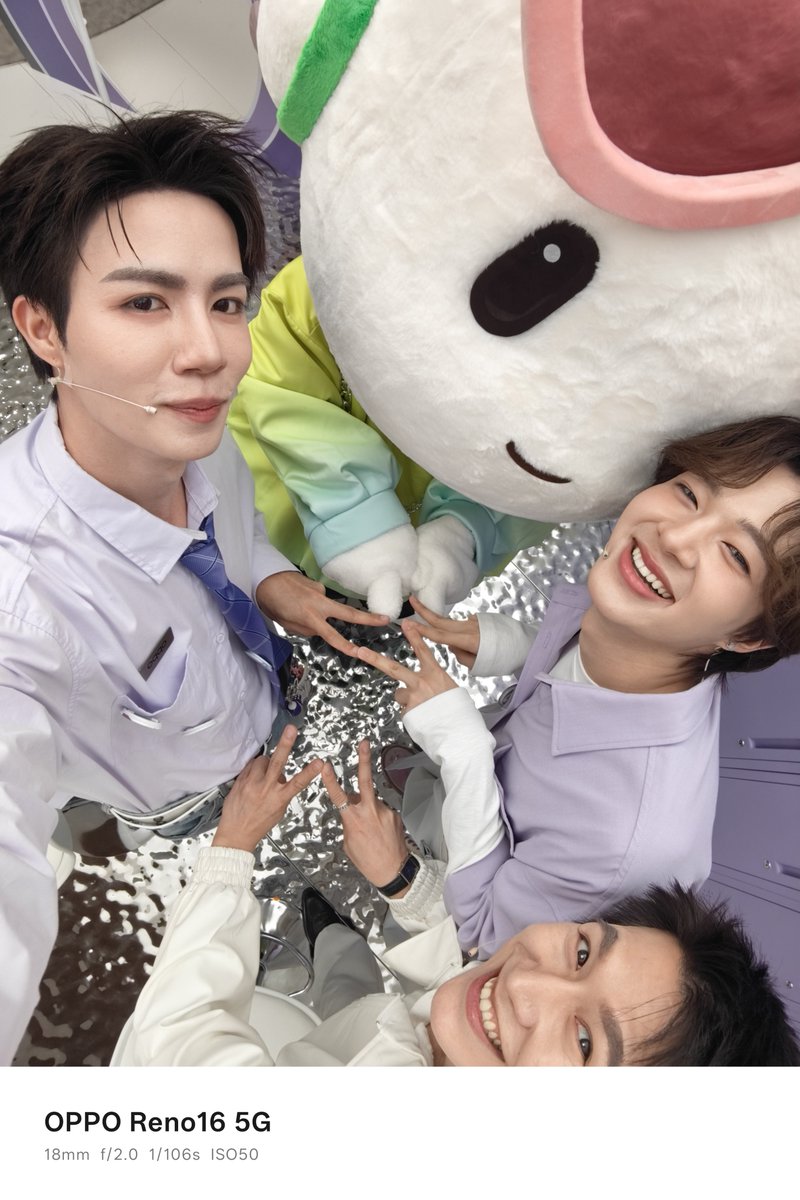 OPPOThailand's tweet photo. เซลฟี่ 0.6x ต้นแบบมากคับ กว้างเก็บครบทุกคนในเฟรมเดียว  🥰✨

#Reno16SeriesTH
#Reno16SeriesTHxZeeNuNew
#เก็บทุกโมเมนต์โดดเด่นเป็นตัวเอง
#oppothailand https://t.co/0NRopDYEXH