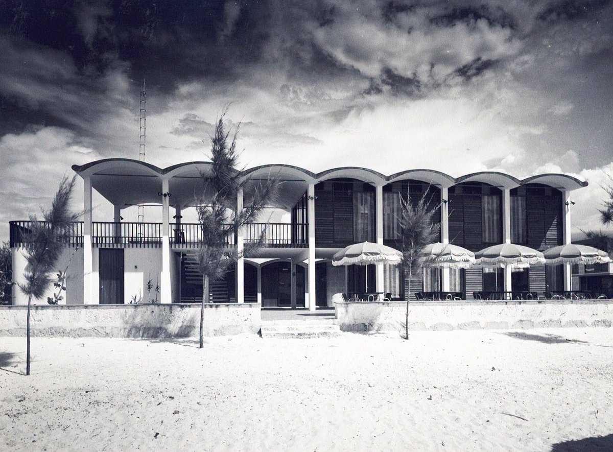 FedroOtuas's tweet photo. 1/4
Paseos arquitectónicos #Cuba #ConstruccionesDesaparecidas
Residencial Yacht Club #Varadero
Ubicación:Entre los Jardines del Reparto Dupont y el Hotel Varadero Internacional.
Arquitecto:Moenck y Quintana
Año:1956

Nota
Estaba compuesto por varios modelos de casas(cont.⬇️) https://t.co/jnZiGtRcB3
