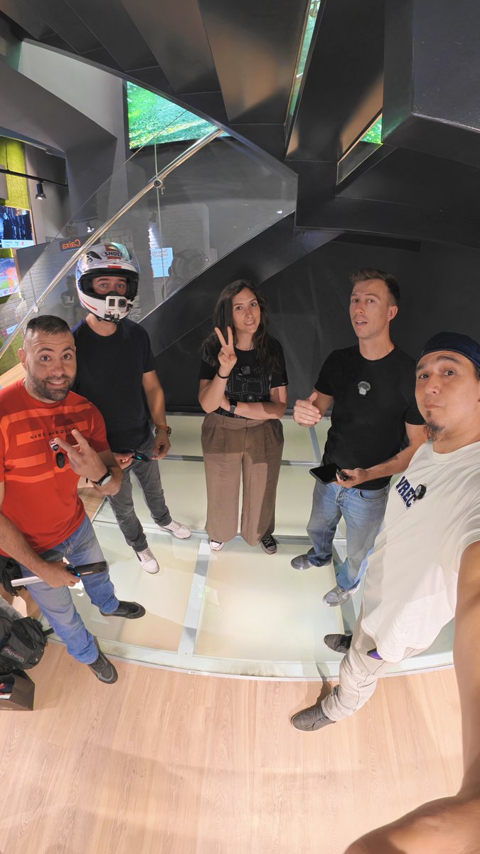 GawlBike's tweet photo. Ayer @insta360 me dio uno de los mejores días desde que creo contenido en redes, poder entrevistar un ratito a @marcmarquez93 
También pasar un buen rato con gente cojonuda como @46AdrianV https://t.co/2RP9En2IMv