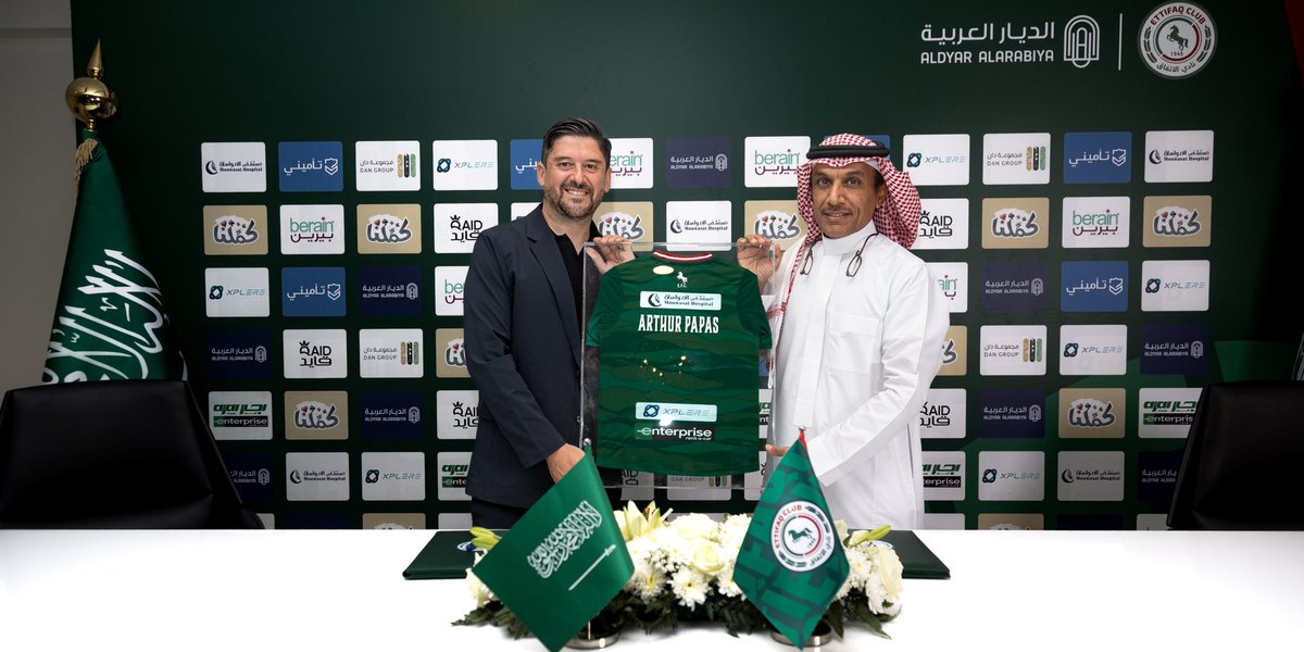 Ettifaq's tweet photo. من مـراسم التـوقيع بحضـور نائب رئيس مجلس الإدارة عمر باخشـوين ✍🏻

#فصل_جديد | #الاتفاق 💚❤️ https://t.co/rg5vWKARgx