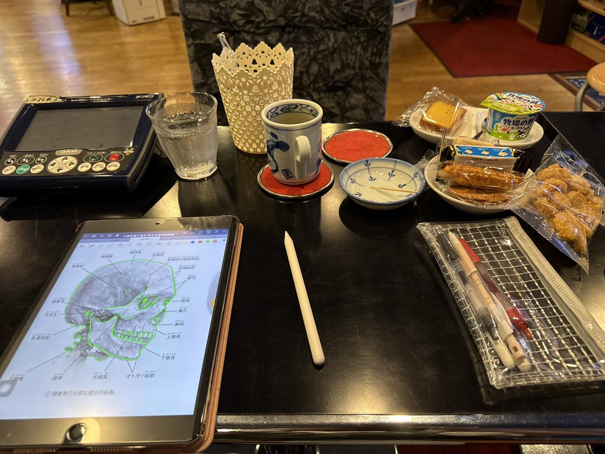 KumaYTory's tweet photo. #カラオケ喫茶巡り 
客は5人くらい^ ^
金曜日は少ないそうで、順番がすぐ回ってくるから解剖学の勉強も落ち着いてできない^ ^

（カラオケ喫茶 みよし） https://t.co/UVYUmcT4mp