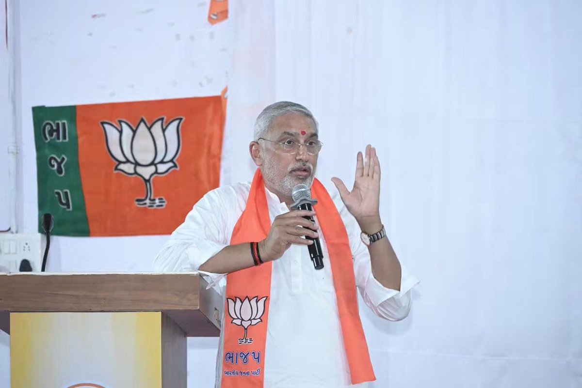 Baldevsinh_BJP's tweet photo. ભાજપા પ્રદેશ અધ્યક્ષ શ્રી જગદીશભાઈ વિશ્વકર્મા સાહેબે આજે શહેરા વિધાનસભાના મોરવા(રેણા) સ્થિત જય જલારામ હોમોયોપેથીક મેડિકલ કોલેજની મુલાકાત લઈ વિદ્યાર્થીઓ સાથે સંવાદ કર્યો હતો.
#One_Day_One_Assembly @iJagdishBJP @MansinghP_BJP @BJP4OBCMorcha https://t.co/oh5egOiwEM