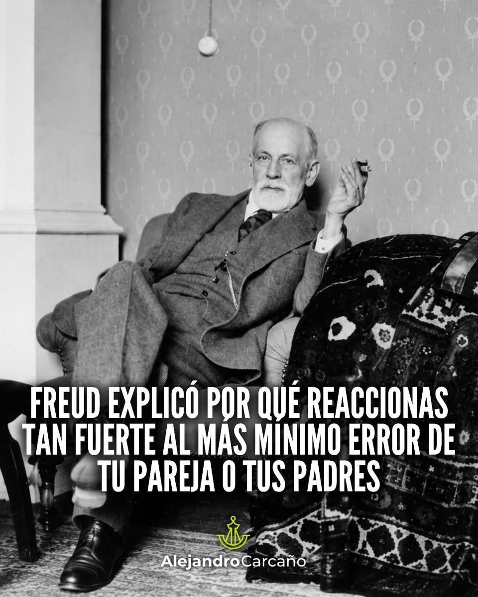 musicandsoularg's tweet photo. Buenos días ☀️(hoy reveladores)

FREUD EXPLICÓ POR QUÉ REACCIONAS TAN FUERTE AL MÁS MÍNIMO ERROR DE TU PAREJA O TUS PADRES

Muchas personas lo viven:

"Mi pareja hace algo mínimo y yo reacciono enorme."
"Un gesto suyo me duele de una forma que no cuadra."
"Sé que exageré, pero no pude evitarlo."

Y les dicen:

"Estás exagerando."
"Eso no era para tanto."
"Reaccionas de más por todo."

Pero Freud ayuda a entender esas reacciones desmedidas.

Cuando la reacción no cuadra con el hecho, casi siempre viene de antes.

Para Freud, cuando reaccionamos con una intensidad que no corresponde a lo que pasó, es porque ese hecho presente tocó, sin que lo notemos, una herida antigua. Tu pareja hizo algo pequeño, pero eso reactivó un dolor viejo un abandono, un rechazo, una humillación que seguía guardado. No reaccionas solo al gesto de hoy: reaccionas a todo lo que ese gesto despertó de tu pasado.

La idea incómoda es esta:

👉 Tu reacción desmedida no es que "exageres".
👉 Es que algo de hoy tocó una herida antigua sin resolver.
👉 Y sientes, sobre lo pequeño de ahora, todo el dolor de antes.

Pero aquí está lo importante:

Cuando reacciones con una fuerza que te sorprende, prueba a preguntarte:

¿‼️Esto es por lo que pasó ahora, o me recordó algo más antiguo‼️? 

Esa pregunta te separa del automático. Te permite responder al presente sin descargar en tu pareja el peso del pasado. Y, de paso, te muestra qué herida vieja todavía pide ser atendida.

📚 Freud, S. (1990). Recordar, repetir y reelaborar. En Obras completas (Vol. 12, pp. 145-157). Amorrortu. (Trabajo original de 1914)