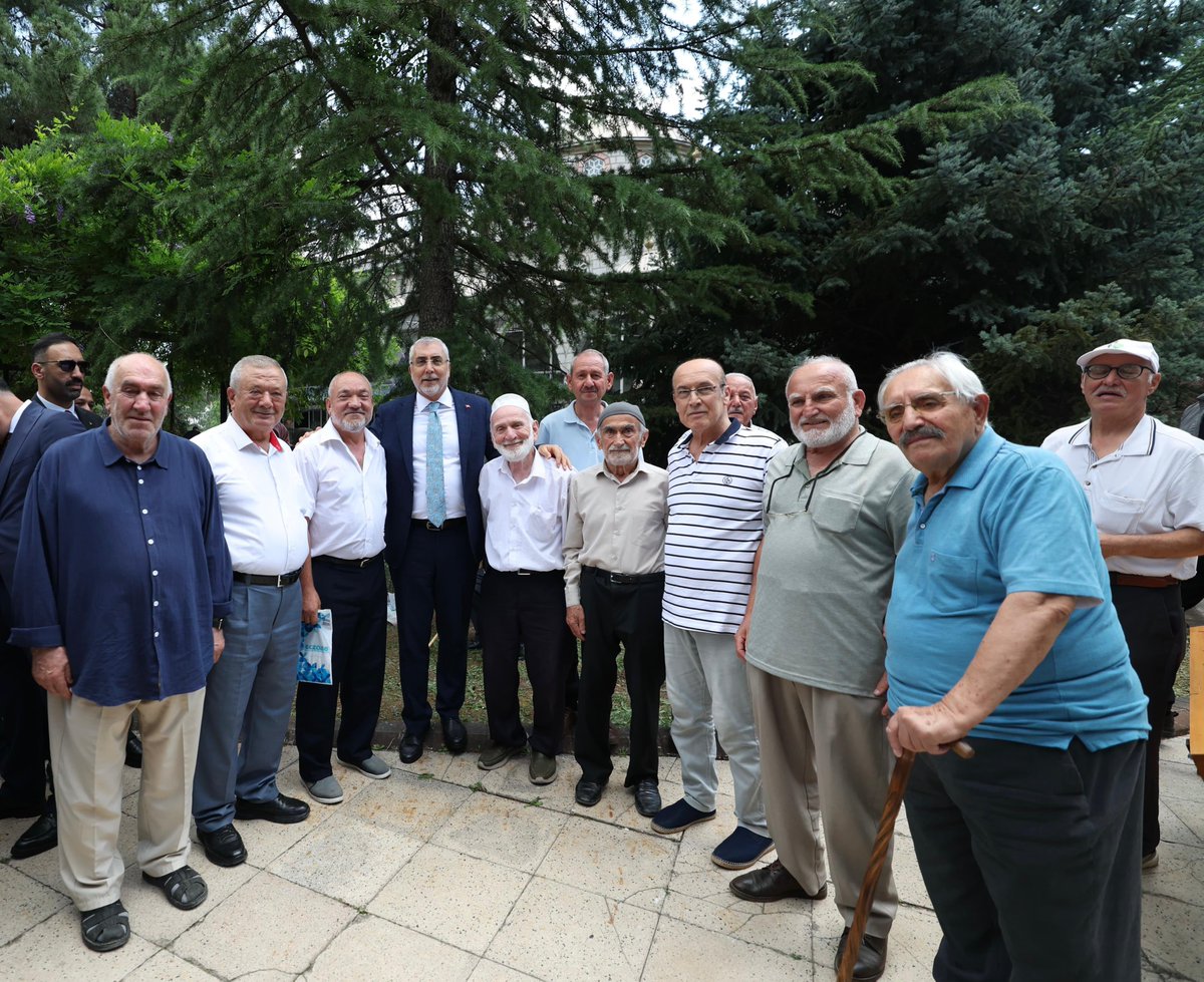 isikhanvedat's tweet photo. Karabük’te Cuma namazı sonrası vatandaşlarımızla bir aradaydık. Geçtiğimiz günlerde idrak ettiğimiz Aşure Günü vesilesiyle aşure ikram ettik.

Kardeşliğimiz, muhabbetimiz bereketli olsun. https://t.co/J2St1ctH2O